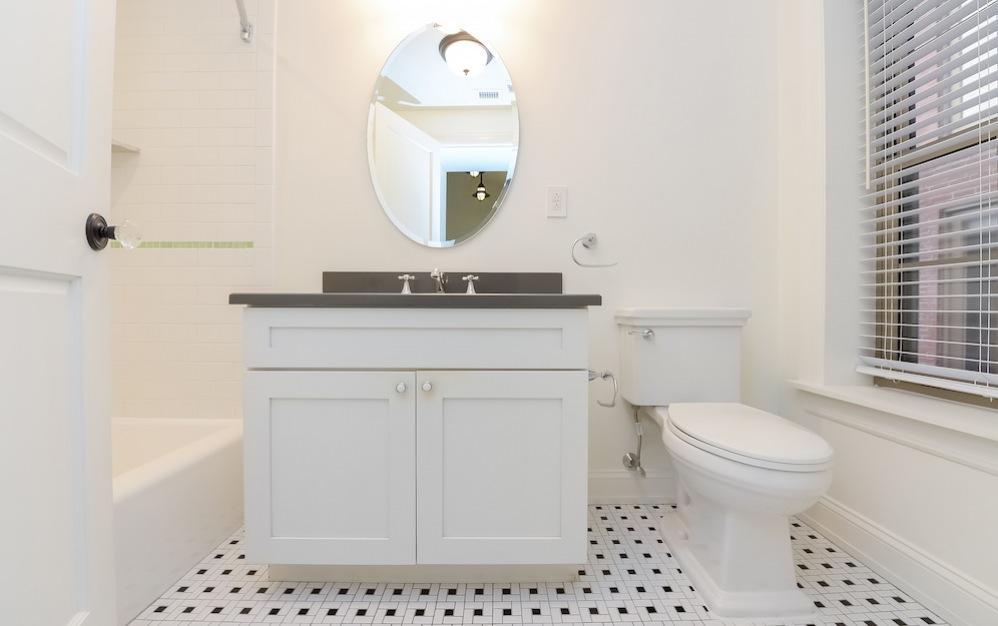 1516 3B - Studio floorplan layout with 1 bath and 280 square feet. (Bathroom)