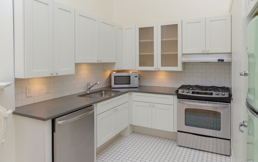 1518 1A - 1 bedroom floorplan layout with 1 bath and 627 square feet. (Kitchen)